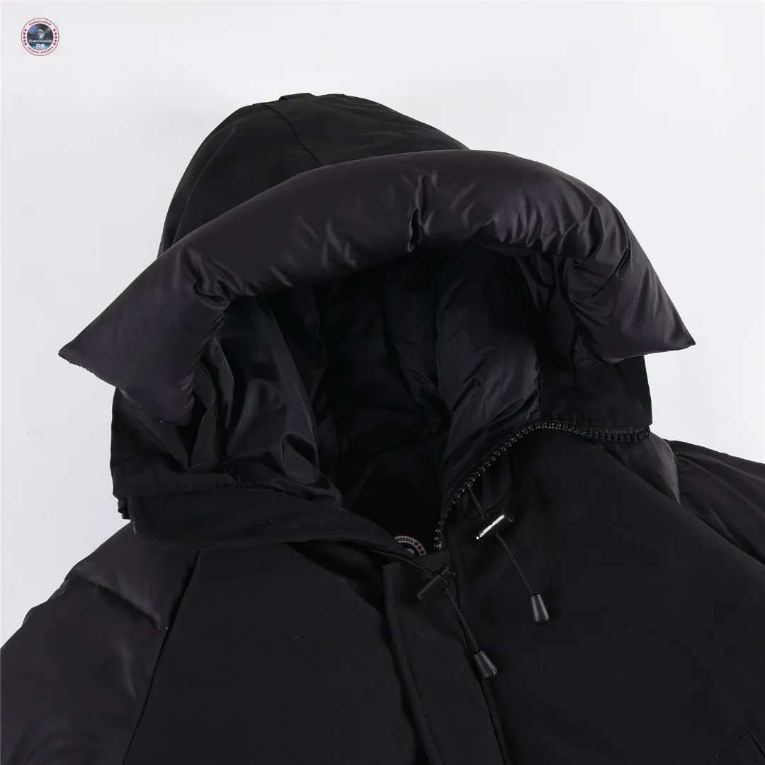 P840 🌟New model on sale! Canada Goose Paradigm Collection New Style 01 · Two-way front zipper with placket for extra coverage · Lightweight quilted down sleeves · Woven grab strap at upper back with "Canada Goose" logo patch · Sustainable Arctic Tech® elbow patches for durability · Rib knit hem and cuffs lock in heat · Suede tricot chin guard provides a soft touch Five external pockets: two handwarmer pockets, two lower pockets with flap closure, one utility pocket on the sleeve Three internal pockets: two drop-in pockets, one zippered pocket Internal straps allow the jacket to be worn over the shoulder, hands-free Color: Black White Sizes: XXS XS S M L XL XXL